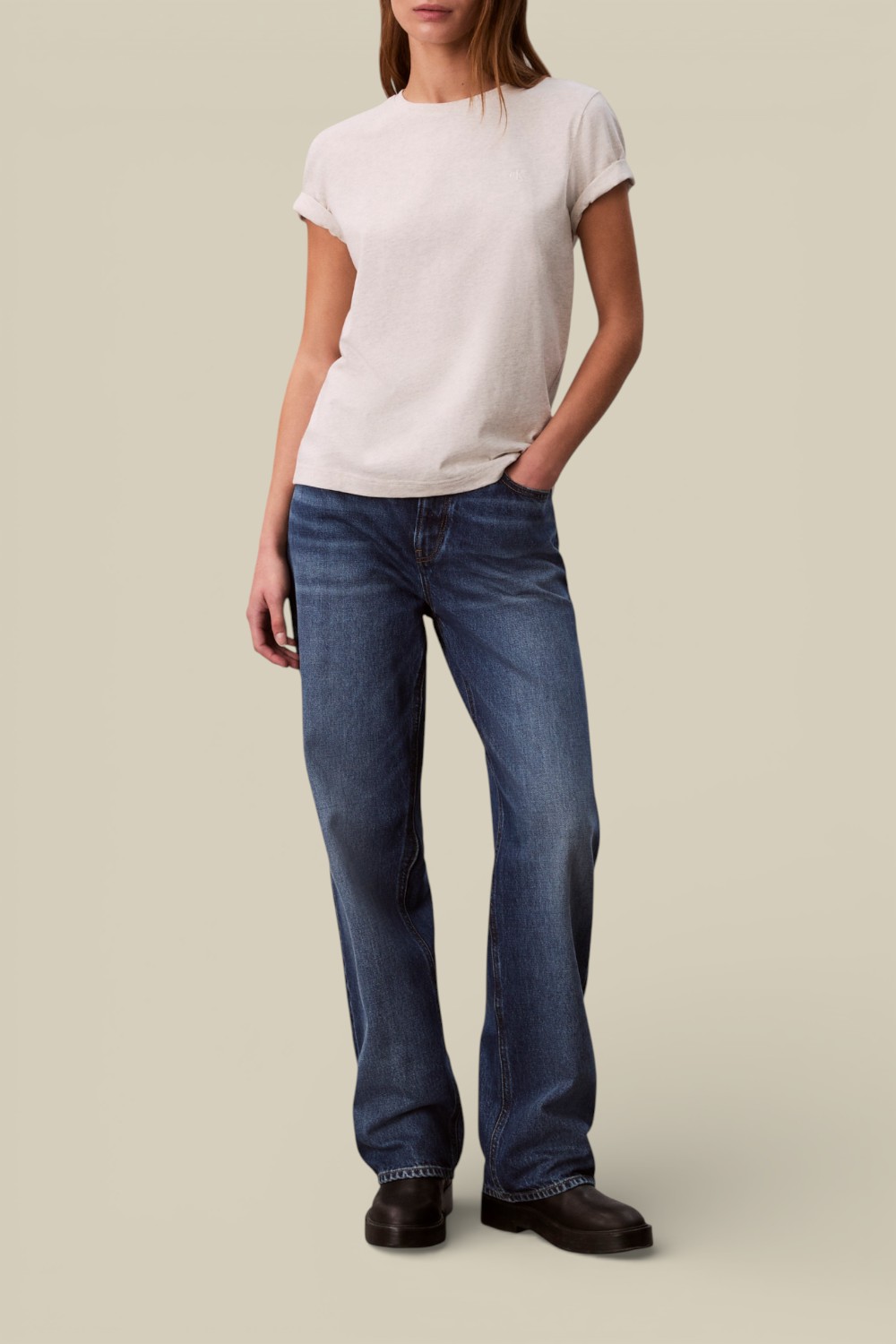 תמונת כל הלוק של חולצת טי